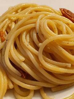 Una foto de Spaghetti con anchoas y mini kumatos confitados
