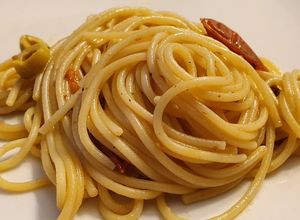 Una foto de Spaghetti con anchoas y mini kumatos confitados
