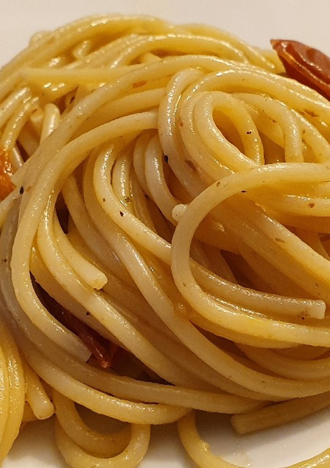 Una foto de Spaghetti con anchoas y mini kumatos confitados