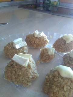 Una foto de Bocaditos de quinoa con queso brie