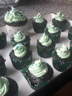 Una foto de Cupcake húmedo de chocolate relleno de dulce de leche 🍫