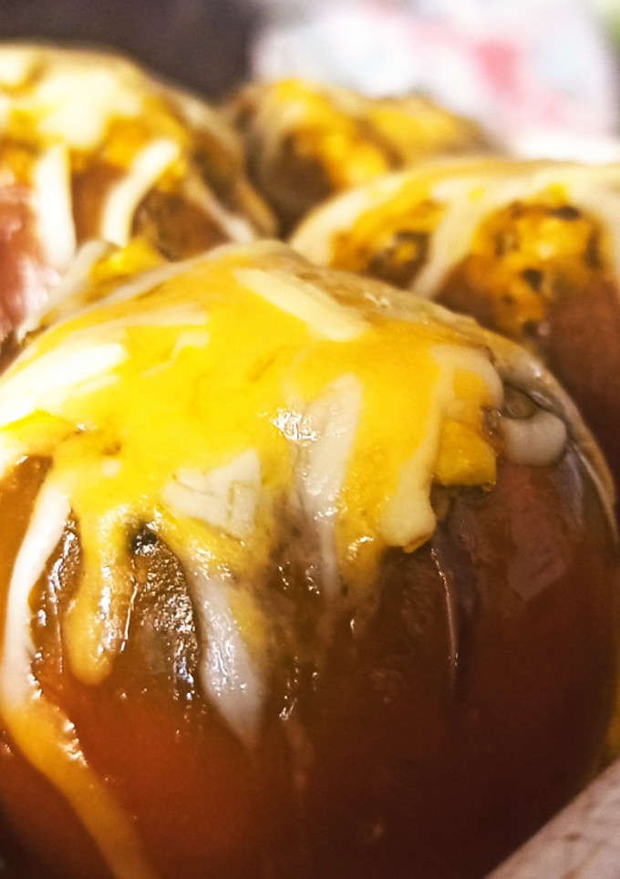 Una foto de Tomates rellenos de zanahoria, espinacas y huevo