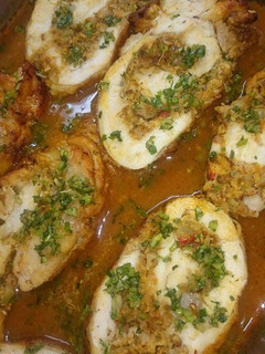 Una foto de Medallones de pavo rellenos y su salsa criolla