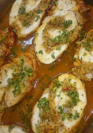 Una foto de Medallones de pavo rellenos y su salsa criolla