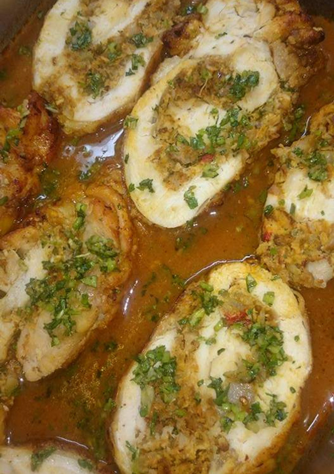 Una foto de Medallones de pavo rellenos y su salsa criolla