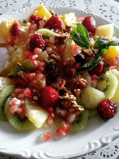 Una foto de Macedonia de cítricos con frutos rojos