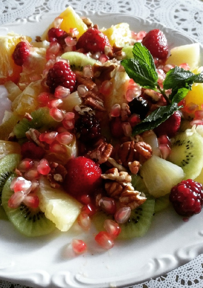 Una foto de Macedonia de cítricos con frutos rojos