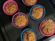 Una foto de muffins zanahoria avena