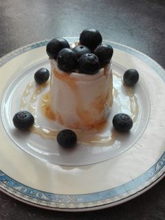 Una foto de Mató con miel y arándanos