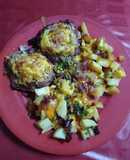 Hamburguesas en colchón de cebollas y papas con cheddar