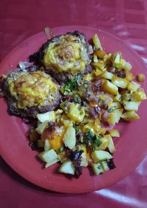 Una foto de Hamburguesas en colchón de cebollas y papas con cheddar