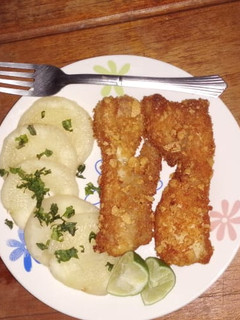Una foto de Lonjas empanizada con yuca salteada...🇸🇻