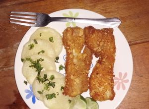 Una foto de Lonjas empanizada con yuca salteada...🇸🇻