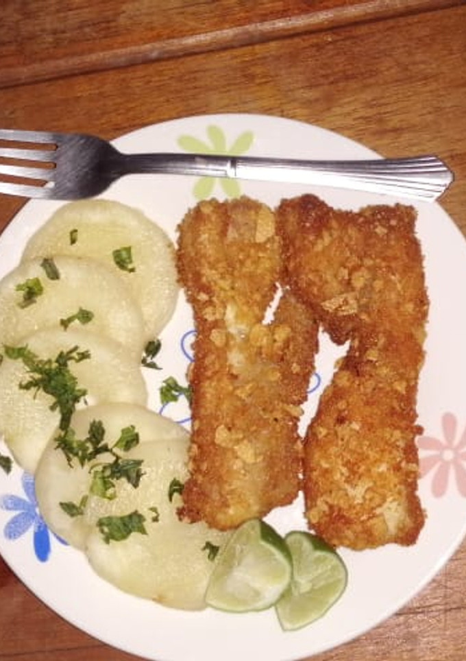 Una foto de Lonjas empanizada con yuca salteada...🇸🇻