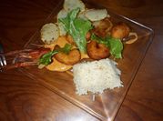 Una foto de langostinos tempura