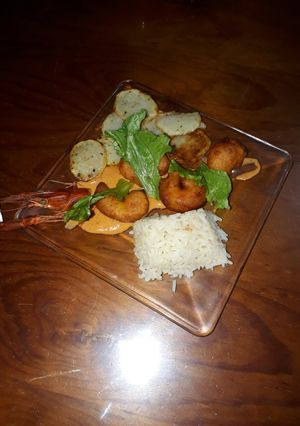 Una foto de Langostino capeados con aderezo de chipotle