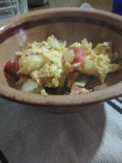 Una foto de Huevos 🥚 revueltos al tomate 🍅