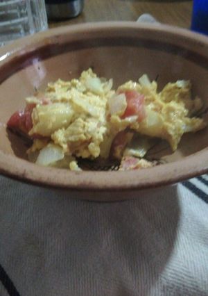 Una foto de Huevos 🥚 revueltos al tomate 🍅