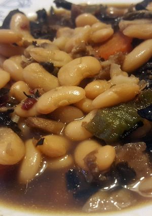 Foto principal de Alubias con bacalao y trompetas de la muerte