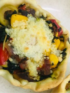 Una foto de 🥗CANASTITAS🥗 DE VERDURAS Y QUESOS 🥗🧀🥚🧅🌽🫑🥬🫒🥕🧀🥗