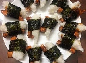 Hình của món Rong biển cuộn cơm cá hồi.