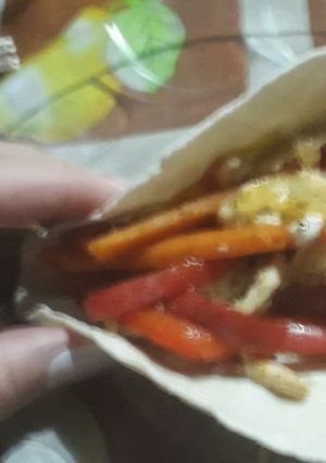 Una foto de Tacos de verdura y pollo
