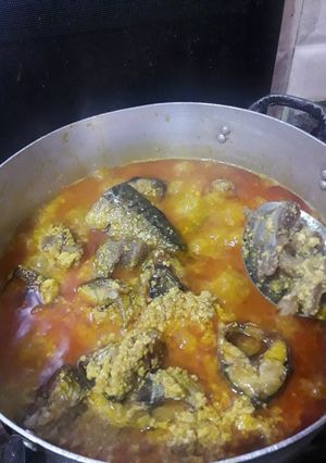 A picture of Egusi soup with oziza leaf.