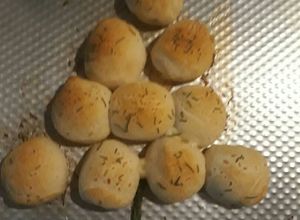 Una foto de Biscuits con ajo y romero rellenos de queso
