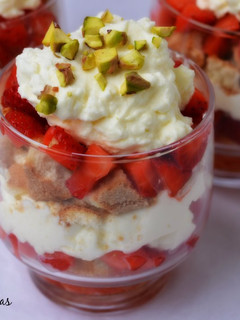 Una foto de Tiramisú de fresas en vasitos