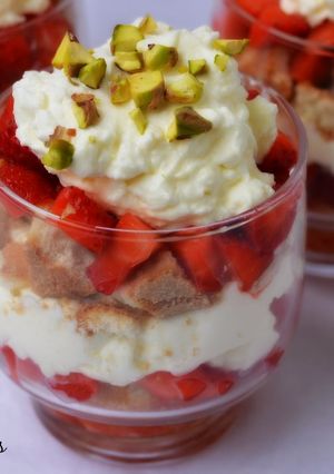 Foto principal de Tiramisú de fresas en vasitos