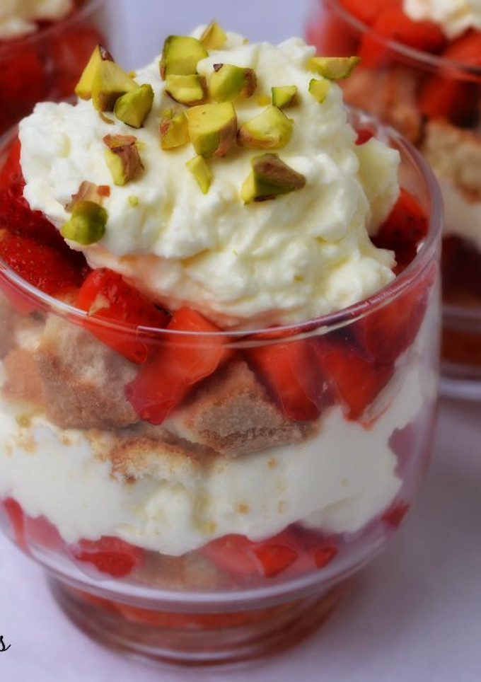Una foto de Tiramisú de fresas en vasitos