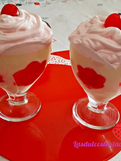 Una foto de Panna cotta de chocolate blanco con flores
