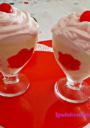 Foto principal de Panna cotta de chocolate blanco con flores