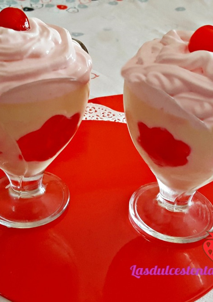 Una foto de Panna cotta de chocolate blanco con flores