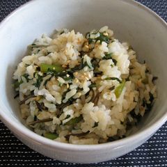 A picture of Edible Chrysanthemum & Kombu Mazegohan.