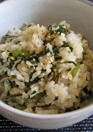 A picture of Edible Chrysanthemum & Kombu Mazegohan.