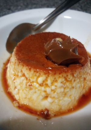 Una foto de Flan casero con leche en polvo