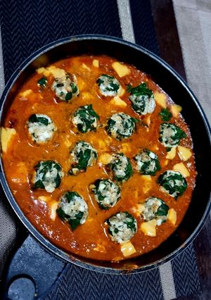 A picture of Spinach Malfatti (Spinach Paneer Balls in Roasted Bell Pepper & Walnut Gravy).