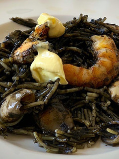 Una foto de Fideuà negra de chipirones y langostinos