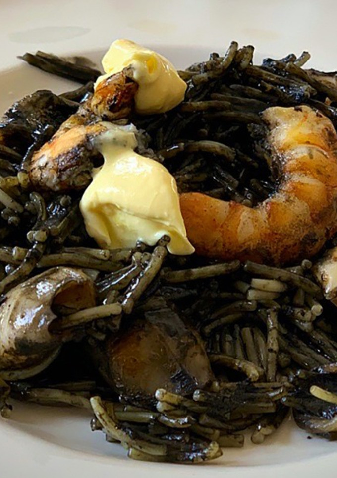 Una foto de Fideuà negra de chipirones y langostinos