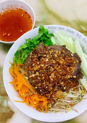 Hình của món Bún Bò Nam Bộ Keto (bún trộn).