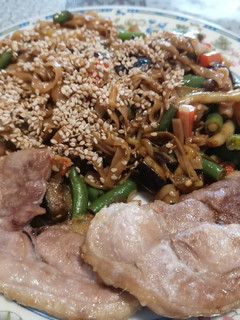Una foto de 108. Tallarines de arroz con verduras en salsa Teriyaki