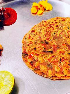 ટામેટા ના પરાઠા(Tomato paratha Recipe in Gujarati) રેસીપી મુખ્ય ફોટો