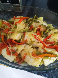 Una foto de Bacalao al horno con verduras