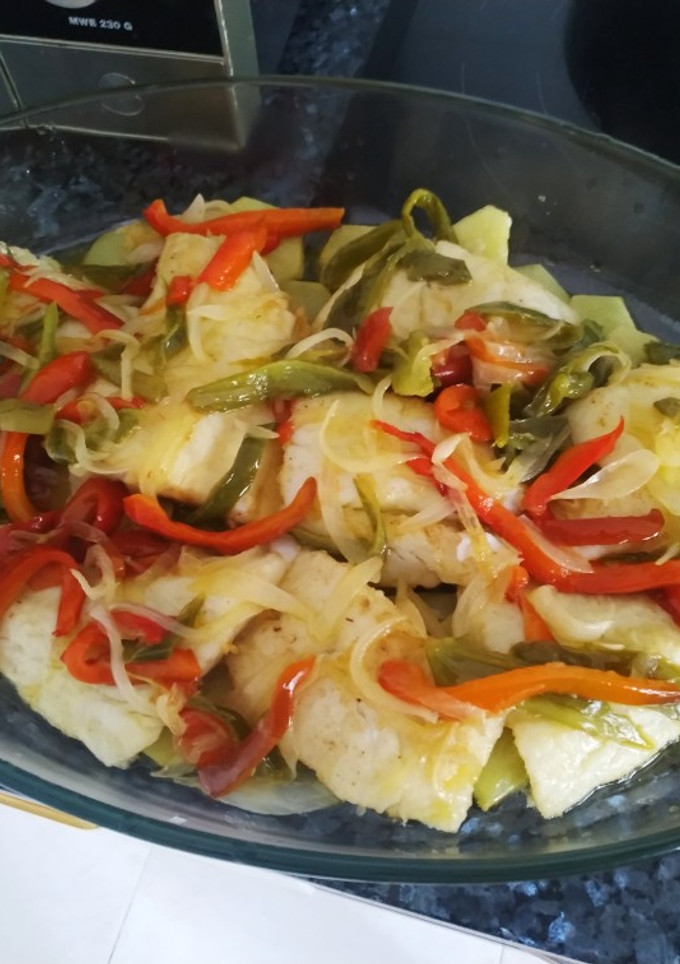 Una foto de Bacalao al horno con verduras