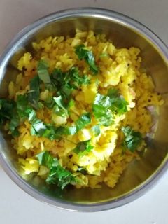 कांदे पोहे (kande pohe recipe in marathi) रेसिपी चे मुख्य फोटो