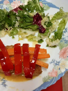 Una foto de Rape con salsa de limón, ensalada y verduras