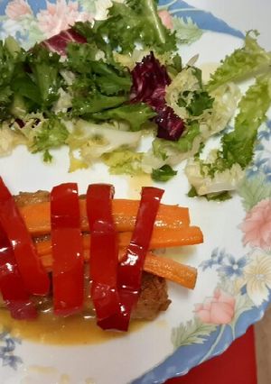 Una foto de Rape con salsa de limón, ensalada y verduras