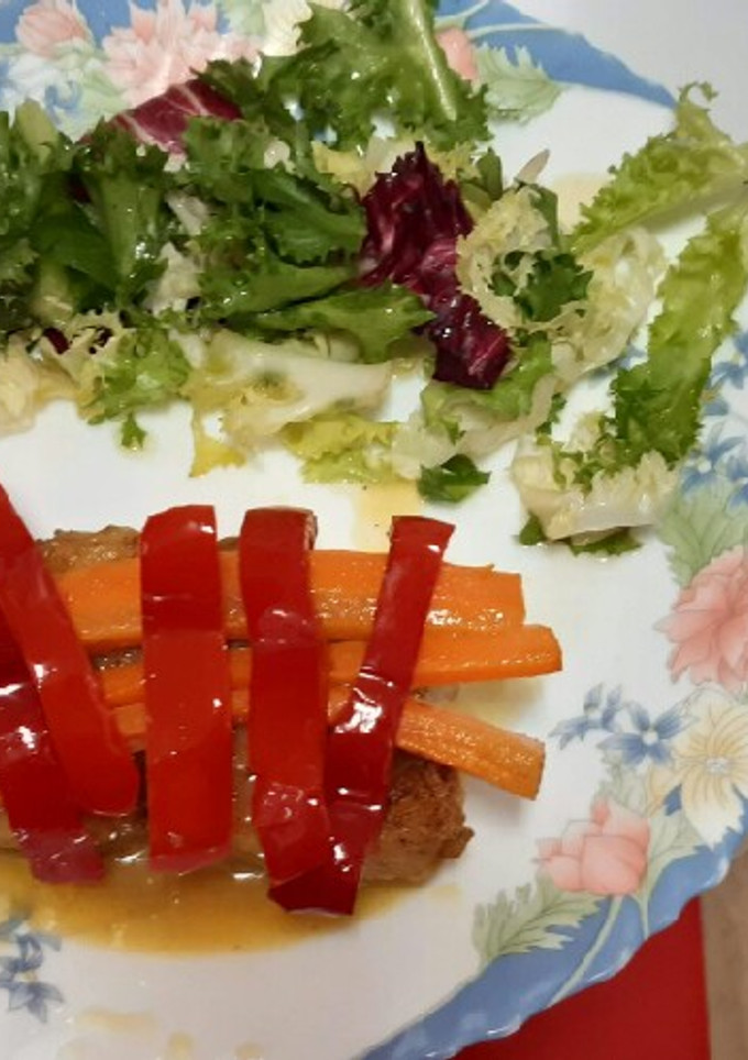 Una foto de Rape con salsa de limón, ensalada y verduras