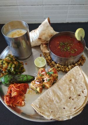 વઘારેલા ફણગાવેલા મગ (Fried Sprouted mung recipe in Gujarati) રેસીપી મુખ્ય ફોટો